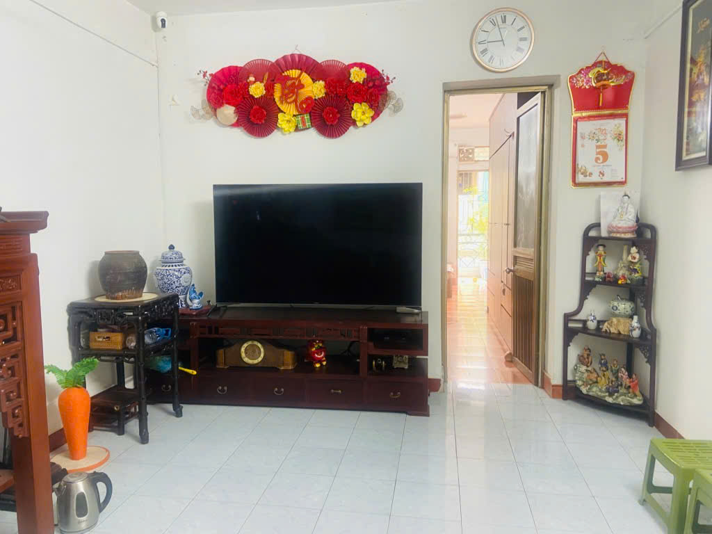 Cần bán  gấp căn nhà Nguyễn Trãi, Quận Thanh Xuân , DT 80M2, Tầng 4 , MT4m, Dài 20m, Gía 4,3 tỷ.